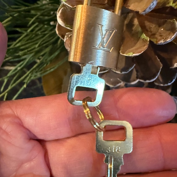Authentic Louis Vuitton brass lock and key perfect for your Louis Vuitton set - Picture 3 of 5